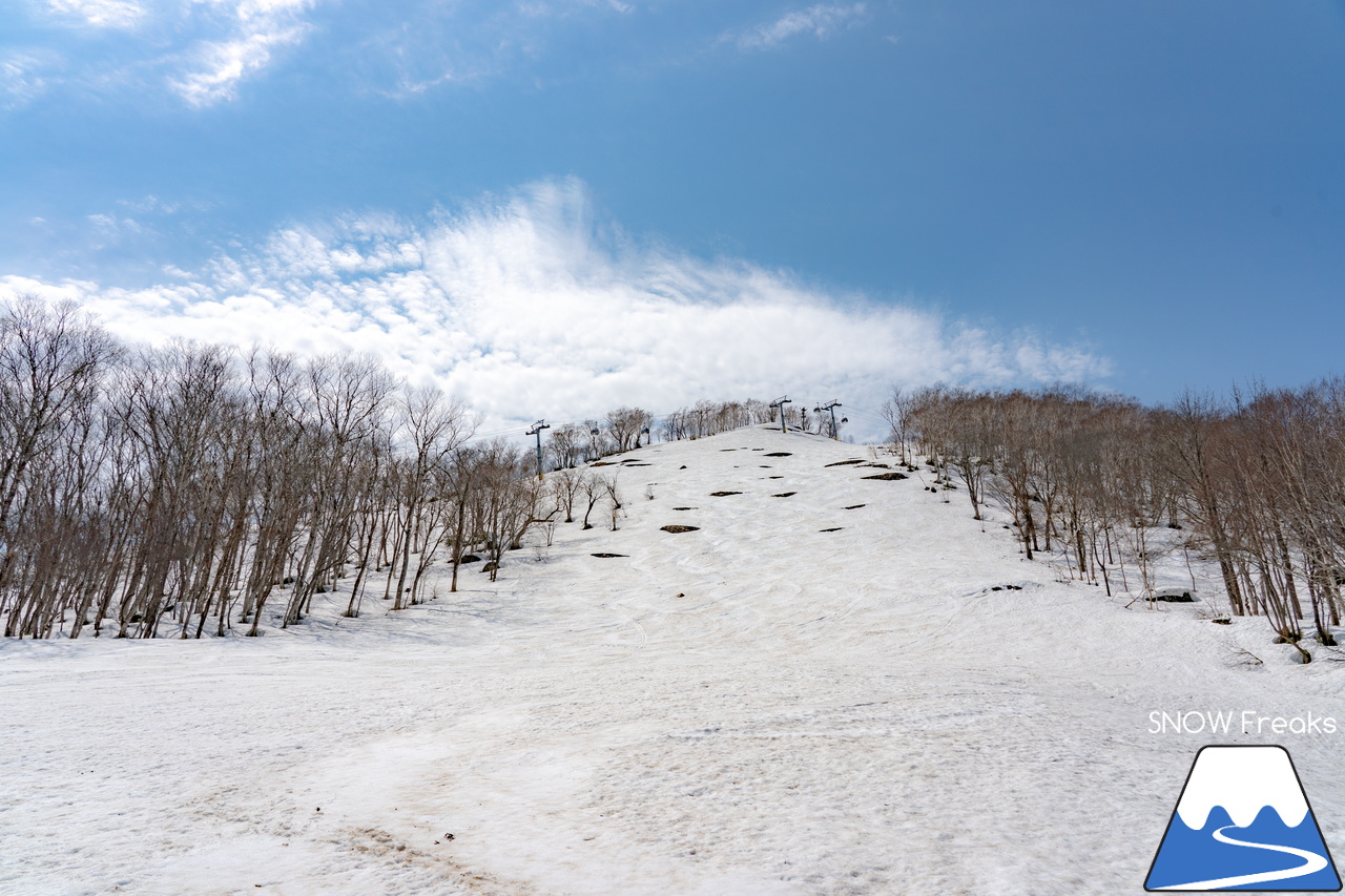 ニセコ東急 グラン・ヒラフ｜４月中旬にして、未だ標高差約900ｍのダウンヒル＆ロングラン滑走が可能！楽しい春を満喫しましょう♪